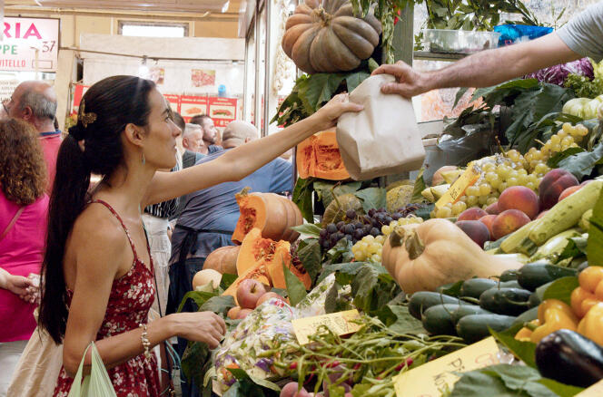  Le marché de San Benedetto en Sardaigne, parsemé de nombreux étals de fruits et légumes.