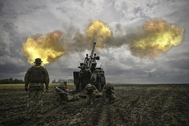 Soldados ucranianos apuntan a posiciones rusas con un cañón César francés, en una línea de frente en la región de Donbass, este de Ucrania, el 15 de junio de 2022. 