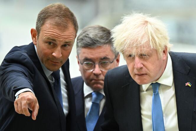   Boris Johnson (à droite) lors d'une visite de l'usine Airbus de Broughton (Pays de Wales), le 12 août 2022.