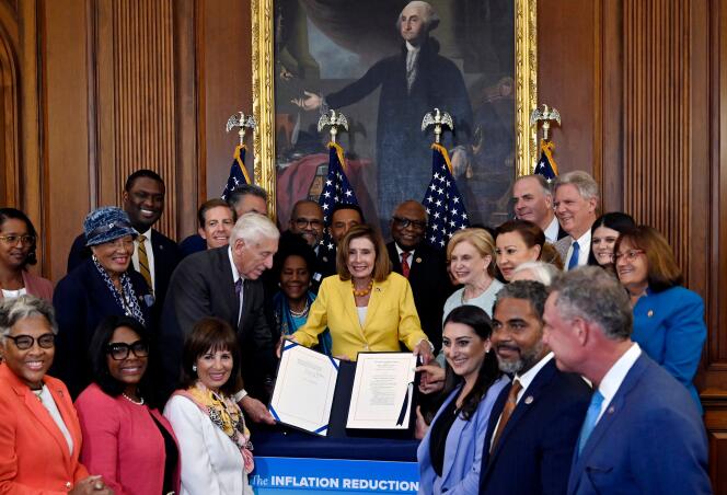 Huisspreker Nancy Pelosi poseert met gekozen functionarissen na ondertekening van de Anti-inflatiewet in Washington, 12 augustus 2022.