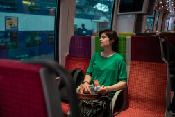Tasnim Hakim dans un train pour Cormeilles-en-Parisis (Val-d’Oise), à Paris, le 21 juin 2022.
