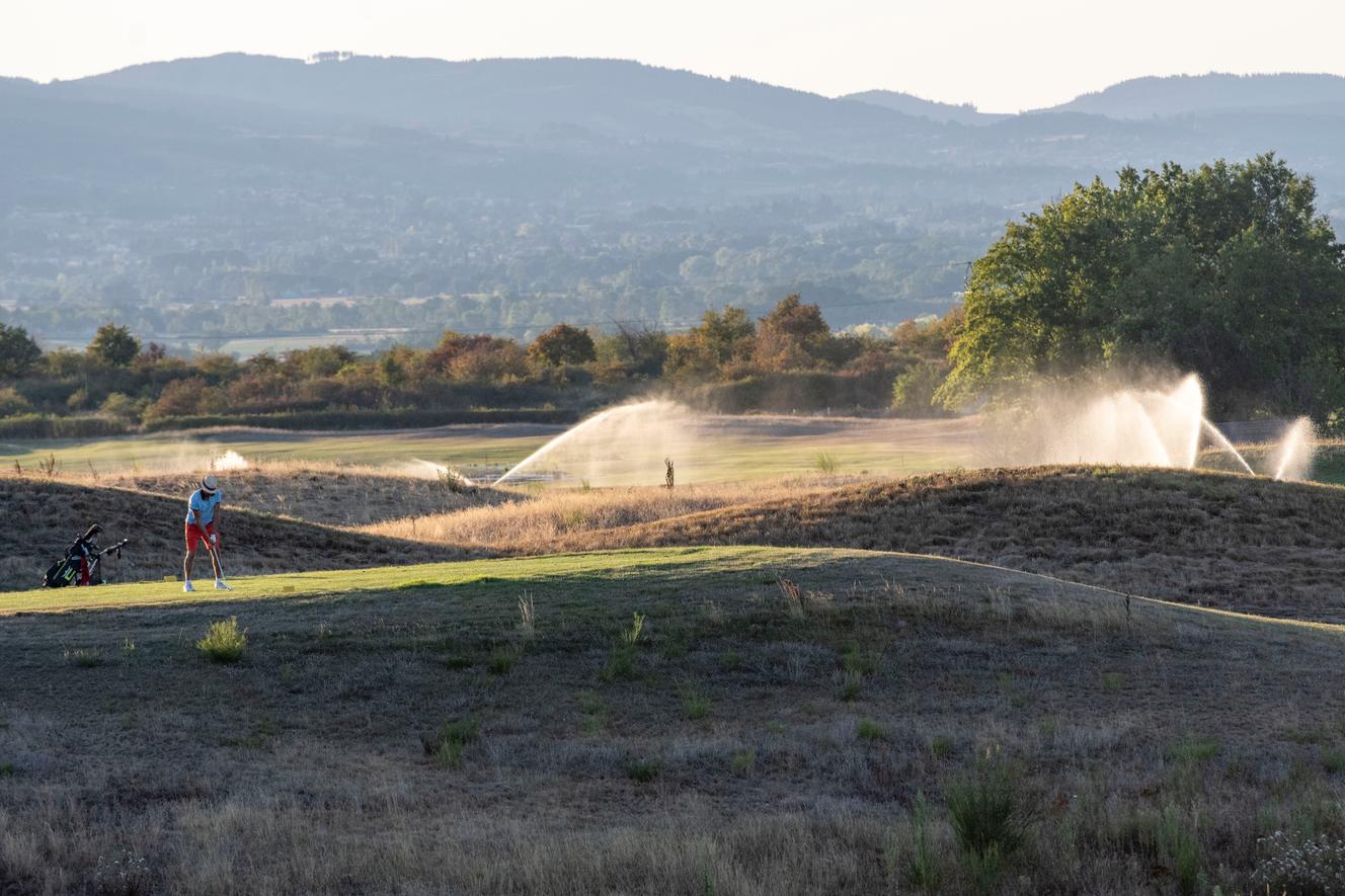 Arroseurs en action sur le parcours du golf de Villerest (Loire), le 8 août 2022. L’eau est pompée directement dans la Loire située à trois kilomètres en contrebas. 