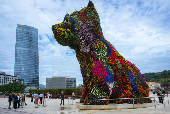 La sculpture de Jeff Koons « Puppy », devant le Musée Guggenheim, à Bilbao (Espagne), en octobre 2021.