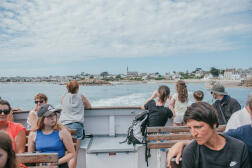 Un groupe de touristes quittent l’île par le bateau qui se dirige vers Roscoff (Finistère), le 28 juillet 2022.