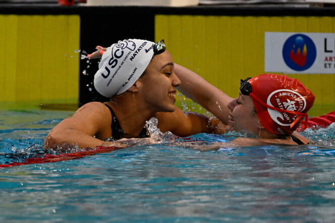 Mary-Ambre Moluh (left) with Emma Terebo during the French swimming championships in Limoges on April 7, 2022.