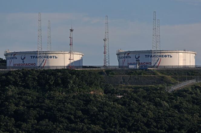 Les réservoirs de pétrole de l'opérateur d'oléoduc Transneft, au terminal de pétrole brut Kozmino, sur la rive de la baye de Nakhodka (Russia), le 12 août 2022. 