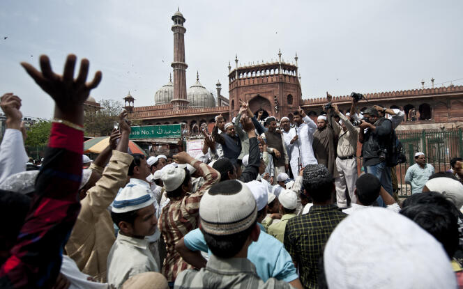 Musulmanes indios gritan consignas contra Salman Rushdie en Nueva Delhi, India, 16 de marzo de 2012.