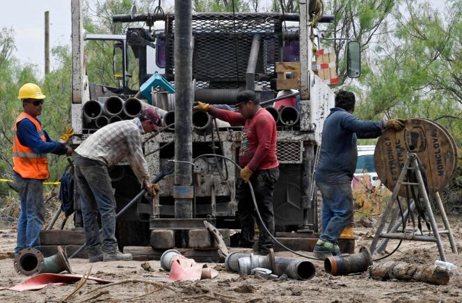 Des secouristes participent à l’opération visant à atteindre dix mineurs piégés dans une mine de charbon inondée depuis plus d’une semaine, dans la communauté d’Agujita, municipalité de Sabinas, Etat de Coahuila, Mexique, le 13 août 2022.