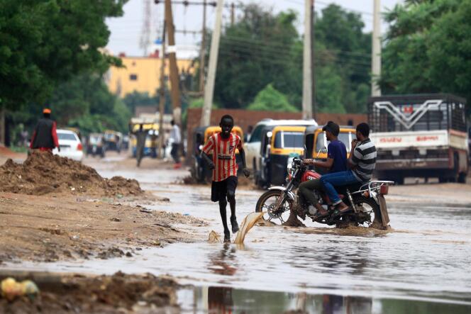 Des rues inondées de Khartoum, à la suite de de fortes pluies, le 13 août 2022.