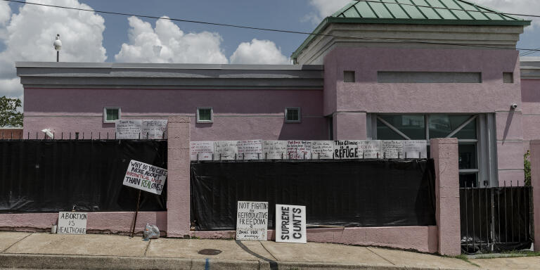 As the clinic stopped admitting patients on the last day it was open, clinic escort volunteers put up handmade posters to thank the workers of the clinic for their commitment. Jackson, Mississippi. 06.07.2022