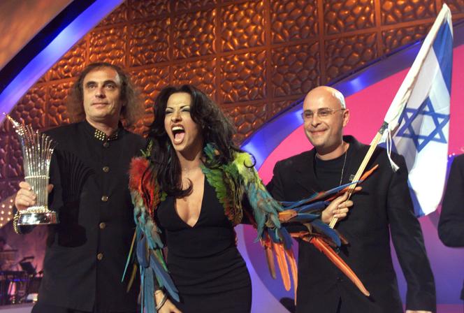 Le chanteur / compositeur , Zvika Pick (à gauche), à l’Eurovision de la chanson qui s’est déroulé à Birmingham, au Royaume-uni, le 9 mai 1998. 