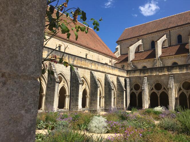 View of the cloister of the Abbey of Noirlac, with the colored parterres in the shape of “clouds” by Gilles Clément.