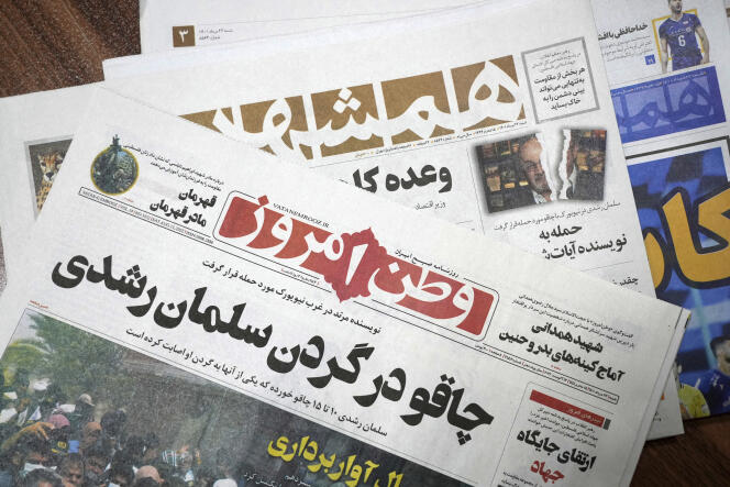 Des journaux iraniens dont le « Vatan-e Emrooz » qui titre, en farsi : « Couteau dans le cou de Salman Rushdie », à Téhéran, le 13 août 2022.