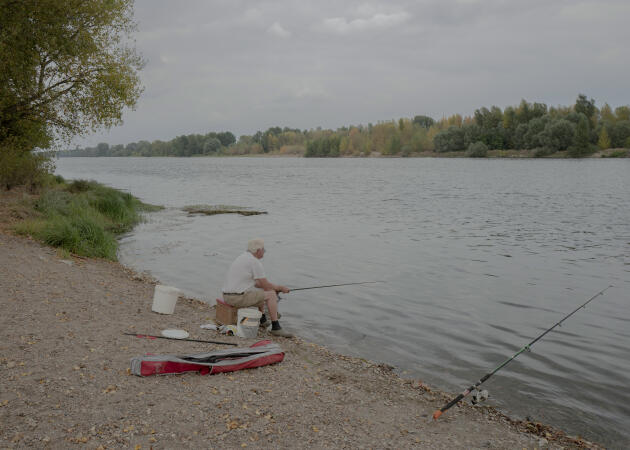 Michel pêche sur les bords de Loire, le 14 août 2022.