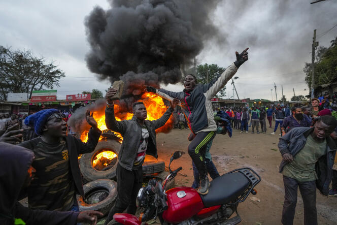 Partidarios de Raila Odinga queman neumáticos en las calles de Nairobi el 15 de agosto de 2022, tras el anuncio de la victoria de William Ruto en las elecciones presidenciales. 