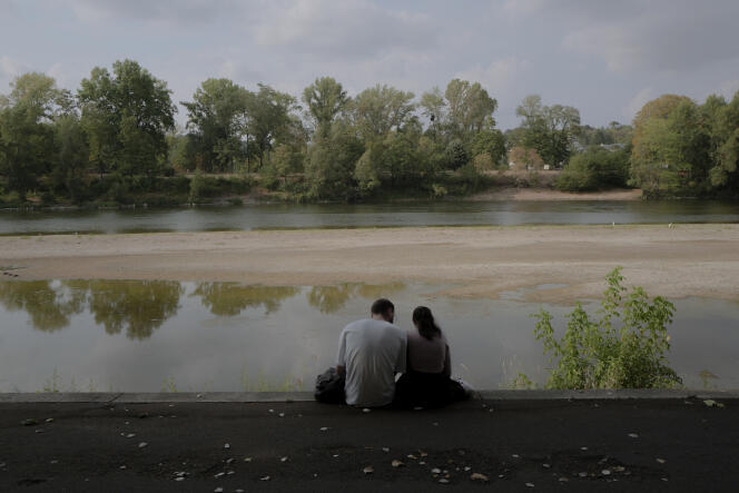 Un couple sur les berges de la Loire, fleuve qui a connu deux mois de sécheresse, à Tours, le 14 août 2022.