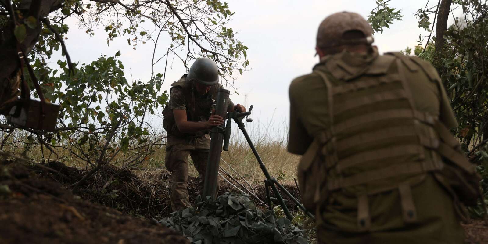 Des soldats ukrainiens se préparent à tirer des obus de mortier sur la ligne de front, dans la région de Donetsk, le 15 août 2022.