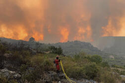 Un pompier mobilisé sur le feu à Useres, dans l’est de l’Espagne, le 15 août 2022. 