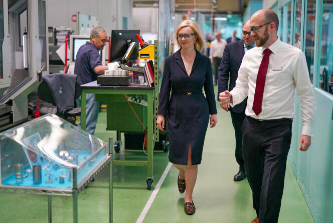 Liz Truss, à l’usine Reliance Precision Limited, spécialisée dans l’ingénierie de pointe, à Huddersfield, au Royaume-Uni, le 9 août 2022.