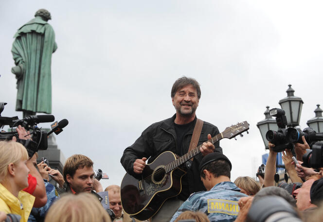 Le chanteur de rock russe Iouri Chevtchouk, lors d’un rassemblement de protestation dans le centre de Moscou, le 22 août 2010.