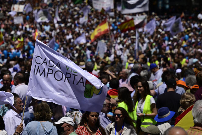 Des manifestants tiennent un drapeau sur lequel on peut lire « Chaque vie compte » lors d’une manifestation contre l’avortement, à Madrid, le 26 juin 2022.