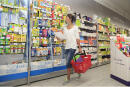 France, jeune fille dans un supermarché effectuant ses achats pour la rentrée des classes.