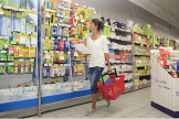 En France, une jeune fille dans un supermarché effectue ses achats pour la rentrée des classes.