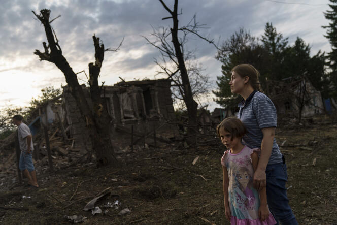 Des habitants de Kramatorsk après un bombardement russe, le 16 août 2022.