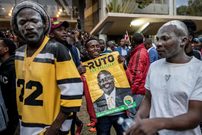 Les partisans de William Ruto manifestent au centre de communication de l’Alliance démocratique unie de l’Université catholique d’Afrique de l’Est, à Nairobi, le 15 août 2022.