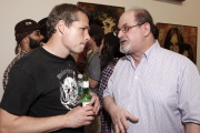 Salman Rushdie parle avec l’artiste Shepard Fairey, dit Obey, lors du vernissage de l’exposition de ce dernier,  à New York, le 1er mai 2010.