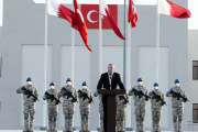 Le président turc Recep Tayyip Erdogan devant des soldats turcs à Doha, le 7 décembre 2021.