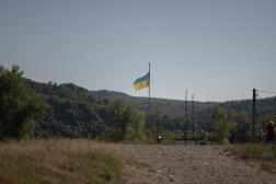 Un drapeau ukrainien à la frontière avec la Roumanie, à Solotvyno (Ukraine), le 26 juillet 2022.