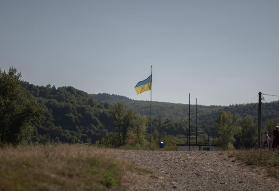 Un drapeau Ukrainien à la frontière entre l'Ukraine et la Roumanie, où Ivan T. a tenté une traversée avant de rebrousser chemin en raison de la présence de guardes frontaliers. Solotvino, en Ukraine, le 26 juillet 2022.