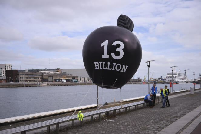 A balloon depicting the Apple logo during a protest urging the Irish government to accept the European Commission's tax ruling on Apple, in Dublin, Sept. 17, 2016.