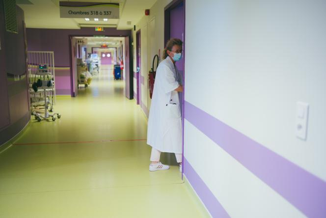 La cheffe du service des urgences pédiatriques entre dans la chambre d'une adolescente suivie à la suite d’une tentive de suicide, au CHU de Nantes, le 17 août 2022.