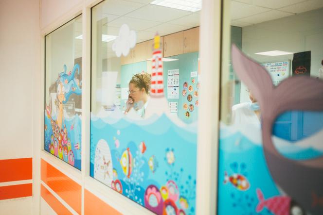 Une soignante du service des urgences pédiatriques, au CHU de Nantes, le 17 août 2022.