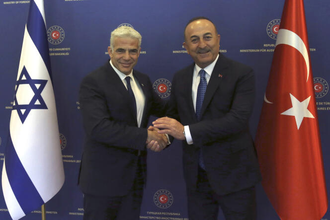 Le ministre turc des affaires étrangères, Mevlüt Cavusoglu (à droite), et son homologue israélien, Yaïr Lapid (devenu premier ministre le 1er juillet 2022) , à Ankara, le 23 juin 2022. 