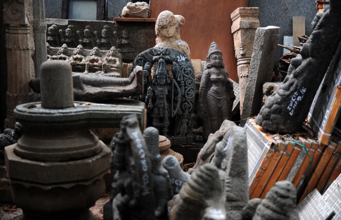 Chez un marchand d’art indien soupçonné de posséder des centaines d’artefacts supposés avoir été pillés dans des temples hindous, à Chennnai, le 22 juin 2016.