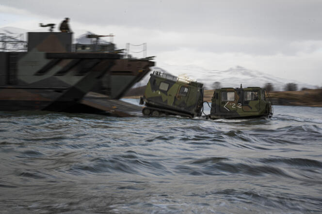 Des Marines américains sont déployés depuis des péniches de débarquement de la Marine royale néerlandaise, lors d’un exercice militaire international Cold Response 22, à Sandstrand (Norvège), le 21 mars 2022. 