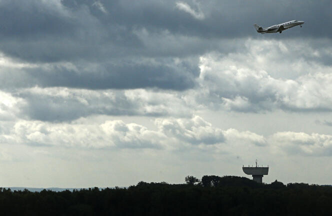 A private jet takes off from the airport of Luxembourg-Findel, au Luxembourg, le 18 juillet 2012.