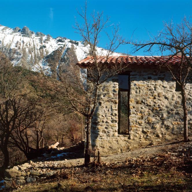 The Vieil Esclangon refuge (Alpes-de-Haute-Provence), created by Andy Goldsworthy, seen from the outside.
