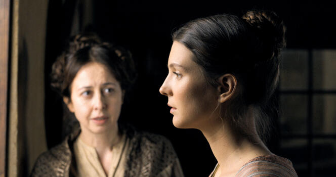 Eugénie Grandet (Joséphine Japy, in the foreground, on the right) and her mother (Valérie Bonneton) in “Eugénie Grandet” (2021), by Marc Dugain.