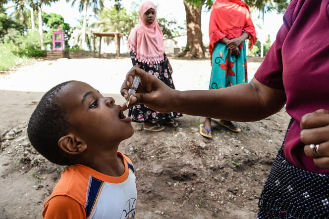 Un agent de santé administré un vaccin antipoliomyélitique oral à un enfant, à Mbezi Makabe, en Tanzanie, le 21 mai 2022.