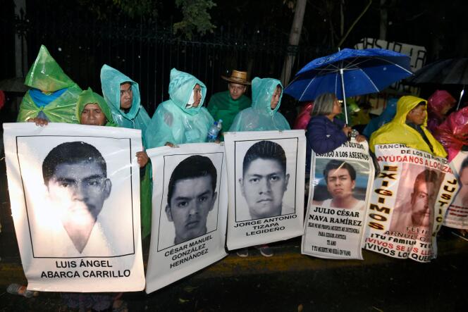 Des parents et des proches tiennent, le 24 décembre 2014 à Iguala au Mexique, les portraits d'étudiants disparus durant l'année.