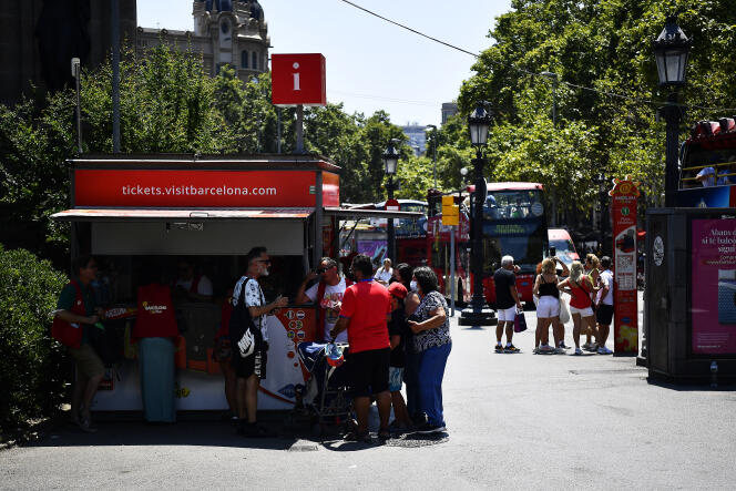 Turistas frente a un centro de información, en Barcelona (España), 19 de julio de 2022. 