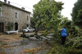 De nombreuses routes corses ont été encombrées par des chutes d’arbres pendant la tempête. 