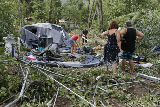 Des campeurs emballent ce qui reste de leurs tentes détruites pendant les tempêtes, camping de Sagone à Coggia, en Corde, le 18 août 2022.