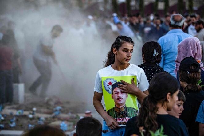 Une jeune femme, lors des funérailles d’un combattant des Forces démocratiques syriennes (FDS) dans la ville à majorité kurde de Kamechliyé, en Syrie, le 10 août 2022. 