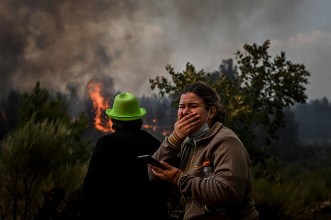 Un incendie consume la forêt à Orjais, dans le centre du Portugal, le 16 août 2022.  