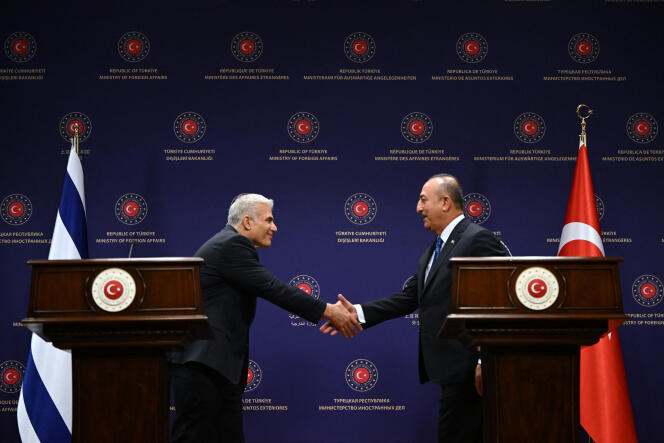 Le ministre turc des affaires étrangères, Mevlüt Çavusoglu (à droite), et son homologue israélien, Yaïr Lapid (premier ministre depuis le 1er juillet), lors d’une conférence de presse tenue à Ankara, le 23 juin 2022. 